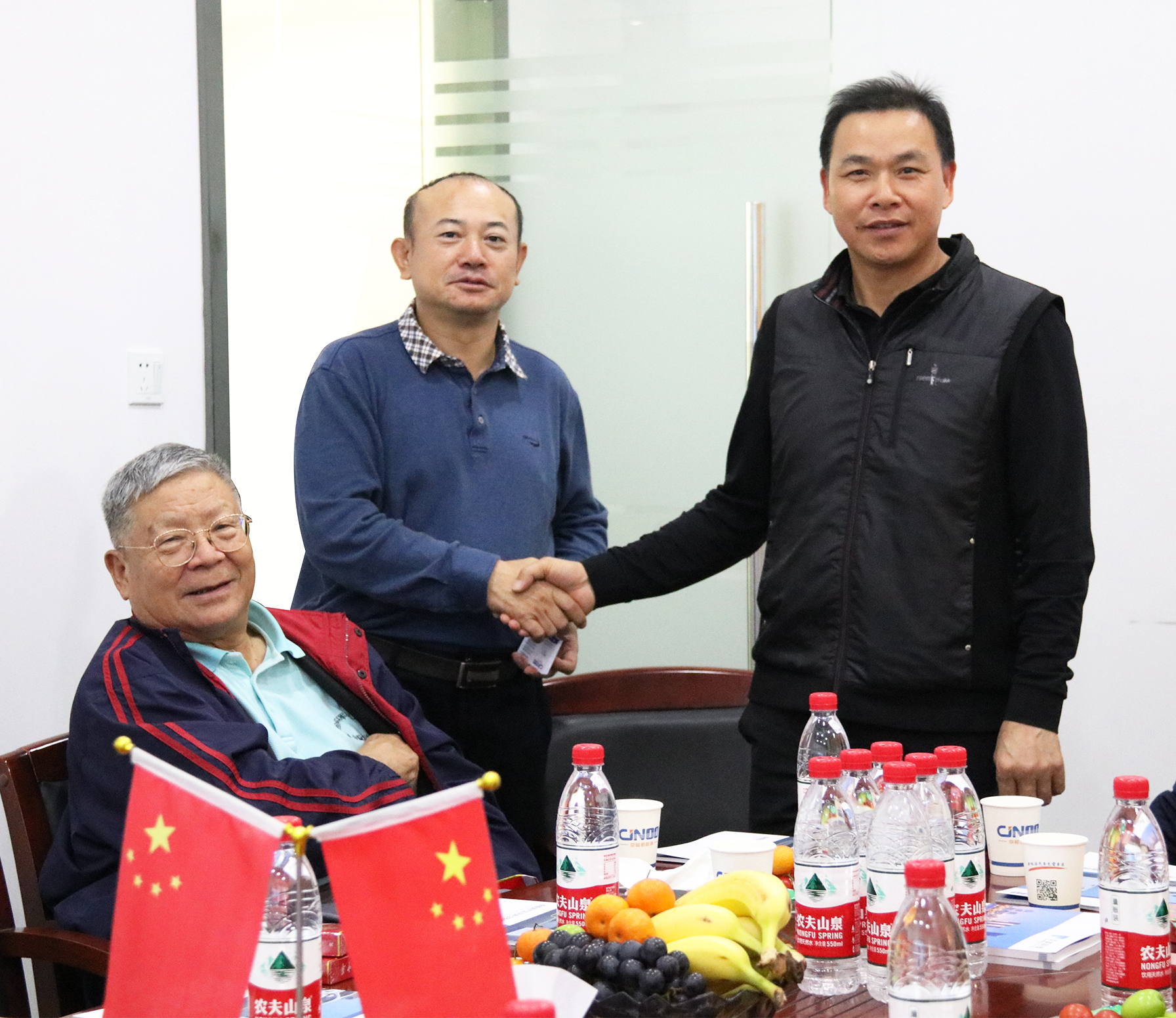 热烈欢迎原广州军区副政委张国初等老将军一行